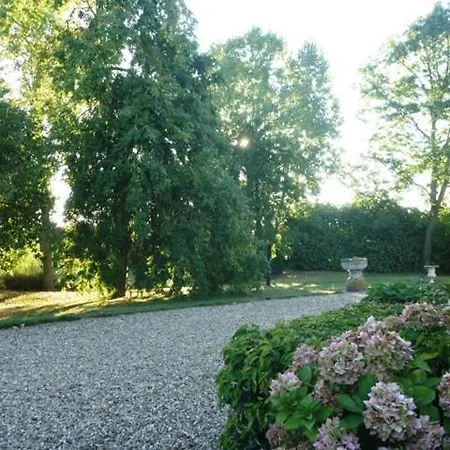 Manoir Des Tuileries Du Buisson 住宿加早餐酒店 阿维河畔维内